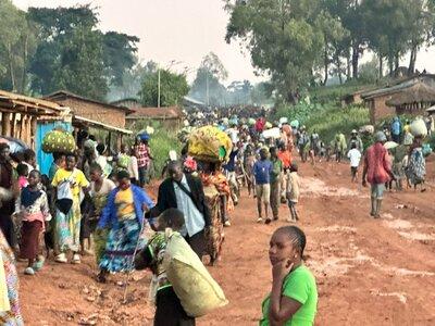 Des personnes sont photographiées dans un environnement extérieur animé.